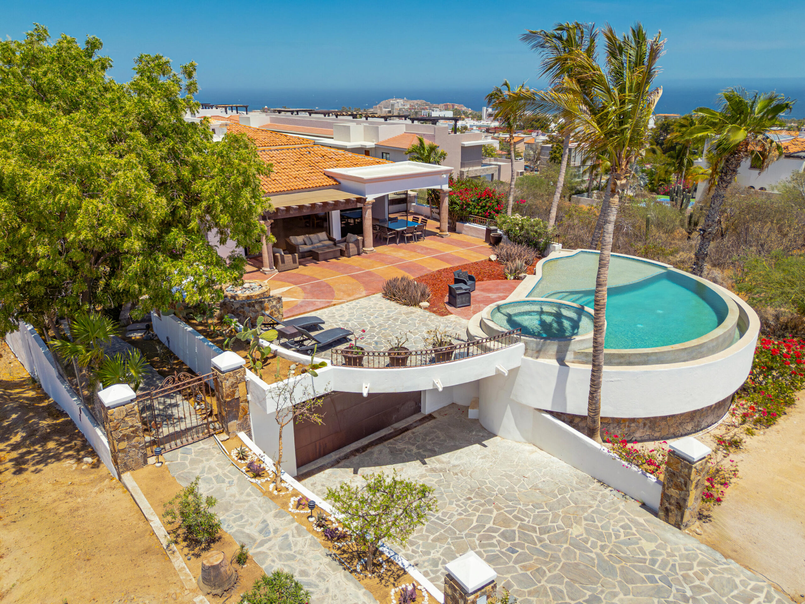 Cabo San Lucas Cresta Del Mar Casa Arco de Cabo, a recently remodeled Californian style home that feels open, clear, and calm.Natural light fills the interiors and highlights a layout made for easy living.The open kitchen, living area, and patio create a setting that invites connection and quiet moments.From the pool and jacuzzi, you enjoy a peaceful Cabo's Arch for sale