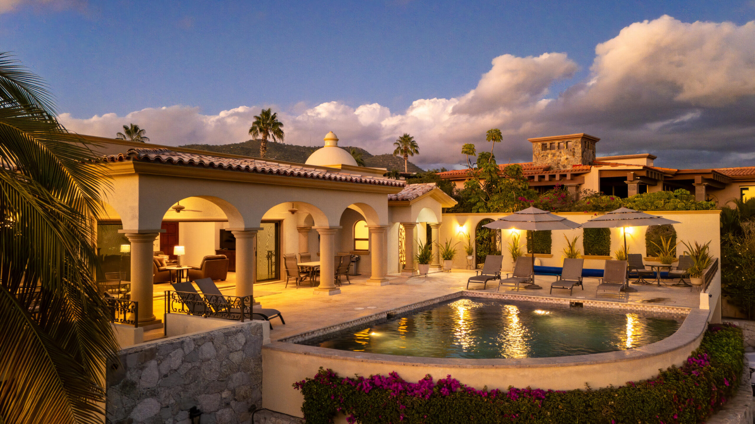 Cabo San Lucas Cresta Del Mar Located on a Cul De sac - A luxurious 4 bed 4 and 2 half bath House with full casita that has a separate entrance and kitchen. Ocean for sale