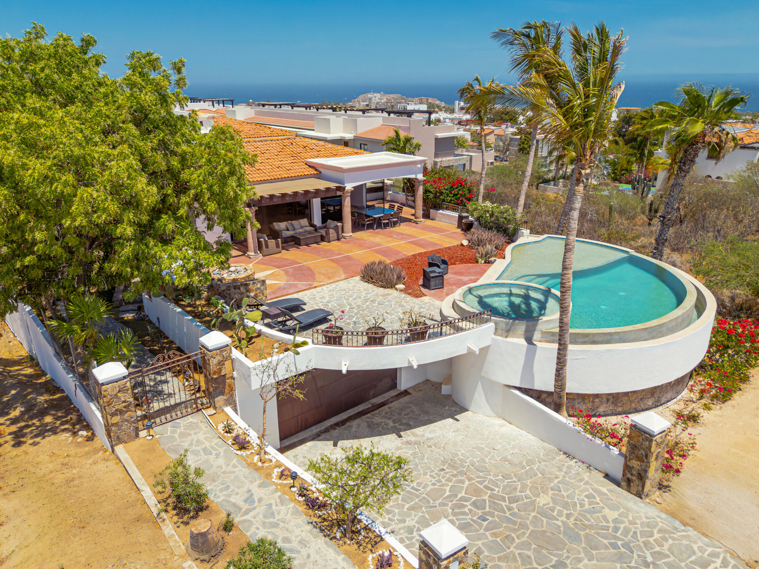 Cabo San Lucas Cresta Del Mar Casa Arco de Cabo, a recently remodeled Californian style home that feels open, clear, and calm.Natural light fills the interiors and highlights a layout made for easy living.The open kitchen, living area, and patio create a setting that invites connection and quiet moments.From the pool and jacuzzi, you enjoy a peaceful Cabo's Arch for sale