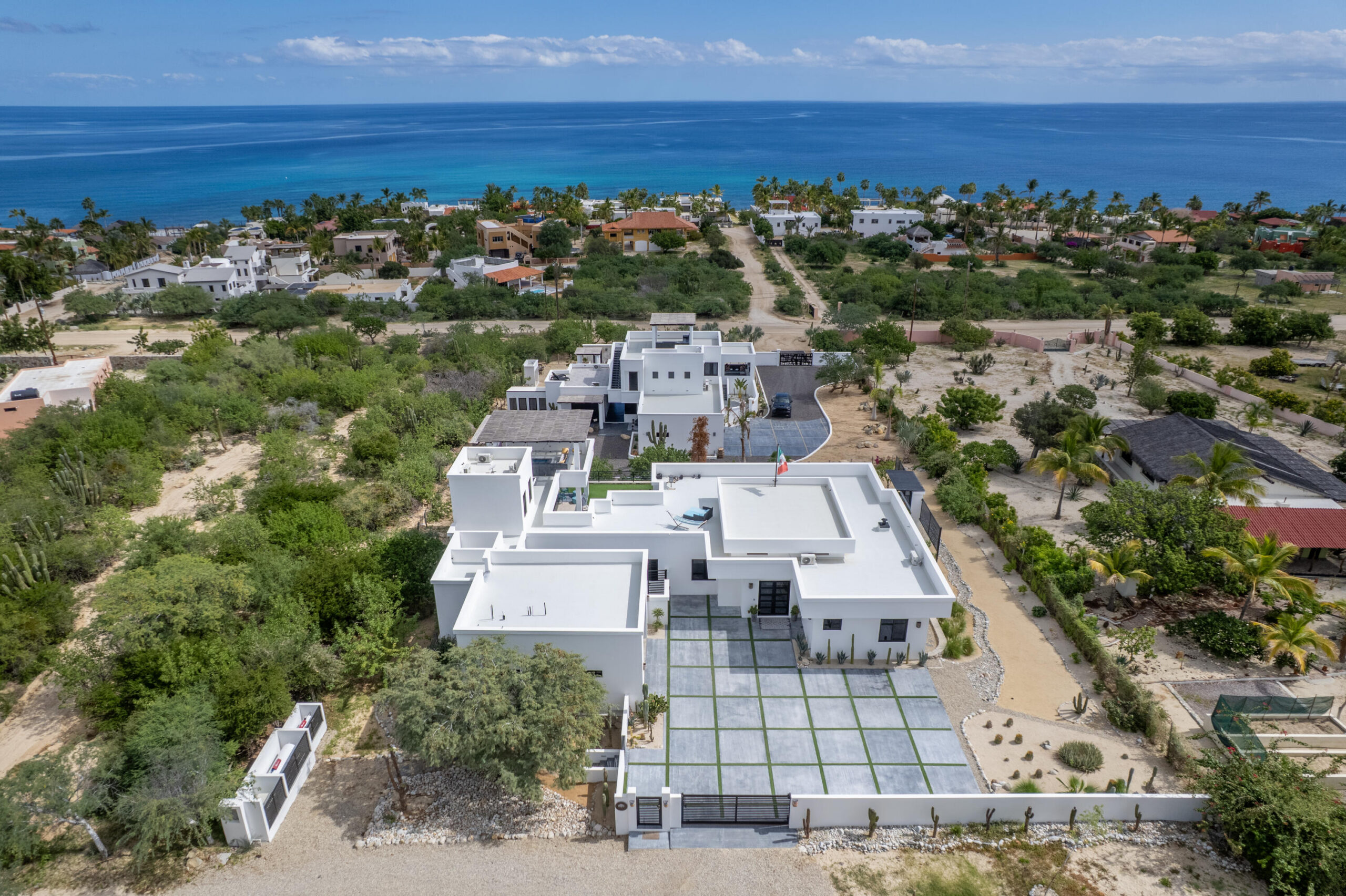 Cabo San Lucas Cresta Del Mar Located on a Cul De sac - A luxurious 4 bed 4 and 2 half bath House with full casita that has a separate entrance and kitchen. Ocean for sale