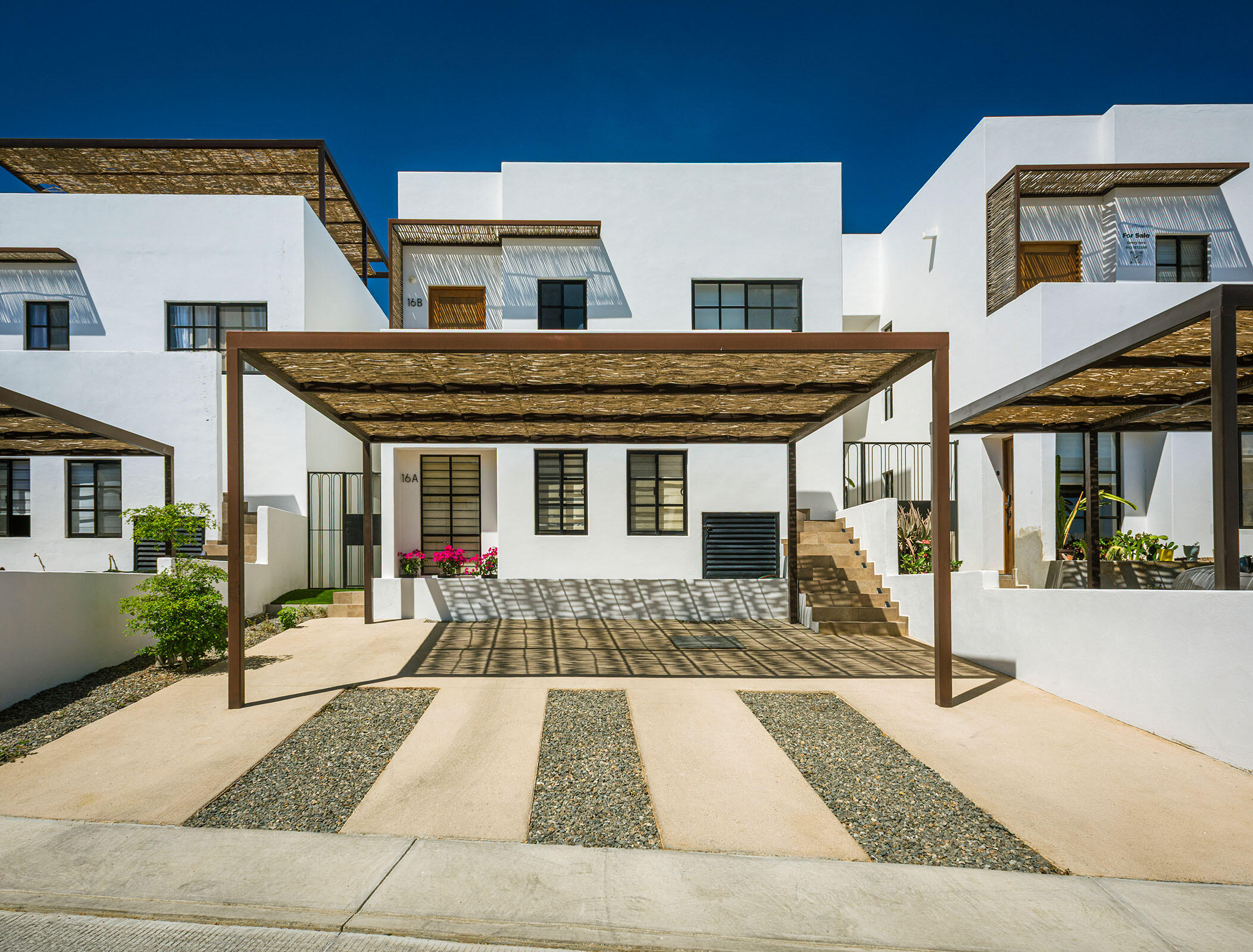 Cabo San Lucas Rivieri Embrace the best of Cabo in this modern 2-bedroom duplex located in the premier neighborhood of El Tezal. This property stands out with its exceptional common areas, giving you access to two beautiful pools, a gym, a pickleball court, a common room, and collaborative workspaces. It is a highly pet-friendly environment with a dedicated pet area, all protected by 24/7 gated security.Located in Cabo's fastest-growing residential hub, you're just minutes from top schools, shopping, and effortless highway access to both downtown and the corridor. – Amaterra Phase 2, Cabo Corridor, BS