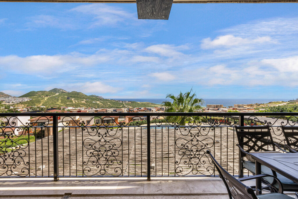 Cabo San Lucas Camino Del Mar Discover one of El Tezal's most stylish townhouses in the sought-after gated community of Camino Del Mar. Located behind Del Mar International School and just minutes from downtown Cabo, beaches, shopping, restaurants, and hospitals, this split-level home offers the perfect blend of comfort and convenience. The upper level features two spacious bedrooms, while the private rooftop terrace showcases beautiful Land's End and Sea of Cortez – Biggest PH Cuatrovientos, Cabo Corridor, Cabo Corridor, BS
