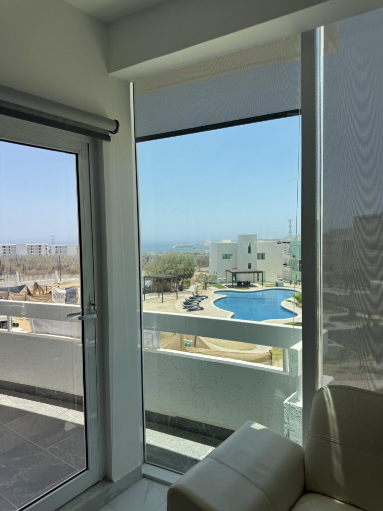 Cabo San Lucas Luna Del Tezal Excelente oportunidad en Luna del Tezal!Departamento de 2 recámaras y 2 baños, ubicado en el segundo piso. Cuenta con cocina integral equipada con cubierta de cuarzo, área de lavado, clósets, minisplits y persianas, listo para habitarse o destinarse a inversión. Sus amplios ventanales brindan excelente iluminación natural y una agradable vista hacia las áreas comunes del desarrollo. Ubicado en una de las zonas con mayor crecimiento y plusvalía de Cabo San Lucas, es una excelente oportunidad para adquirir un patrimonio o generar ingresos por renta. Precio de venta: – ISLA SAN LUIS, Cabo Corridor, BS