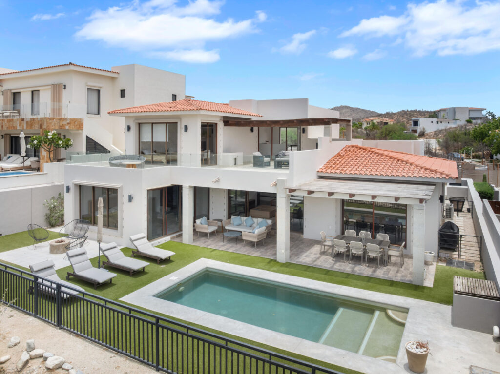 Cabo San Lucas Los Valles An exceptional opportunity in the exclusive Los Valles community at Club Campestre San José. Perfectly positioned just steps from the iconic 17th green and only a few yards from the signature 18th hole, this beautifully furnished residence offers stunning golf course – Los Valles, San Jose del Cabo, BS