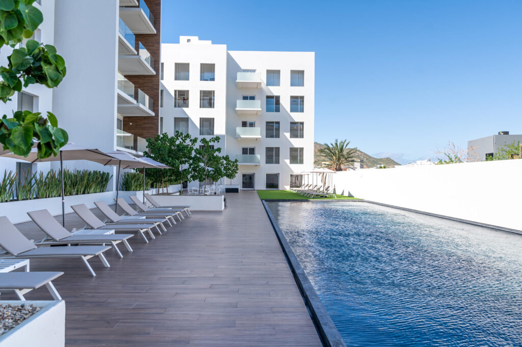 Cabo San Lucas Marea Los Cabos Pelicano 402 is a turnkey 2-bedroom, 2-bathroom residence, fully furnished and move-in ready. Its open-concept layout seamlessly connects the living, dining, and kitchen areas to a spacious continuous terrace, also accessible from both bedrooms, creating effortless indoor-outdoor living. Designed to maximize privacy, natural light, and functionality, this home offers a peaceful and inviting atmosphere. Ideal as a full-time residence, vacation home, or investment property, it combines quality craftsmanship, contemporary finishes, and the added confidence of buying directly from the developer. – SN CALLE DEL PESCADOR, Cabo San Lucas, BS