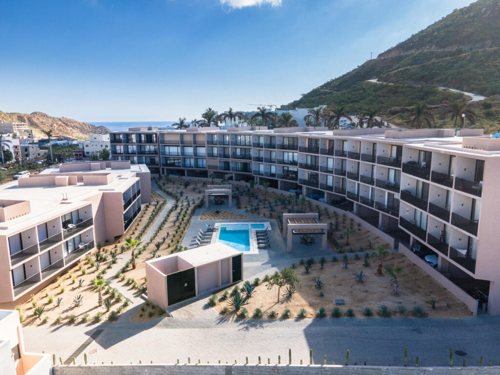 Cabo San Lucas Las Arenas 2-bedroom, 2-bathroom condo featuring a fully equipped kitchen, spacious living and dining areas, laundry room, walk-in closet, and a private terrace with direct access to the swimming pool. The building offers elevator access and includes one assigned parking space. An excellent opportunity for both full-time living and investment in a community with attractive amenities.Condo de 2 recámaras y 2 baños completos. Cuenta con cocina totalmente equipada, sala, comedor, área de lavado, un walk-in closet y terraza con acceso directo a la alberca. El edificio ofrece elevador e incluye 1 espacio de estacionamiento asignado. Una excelente opción para vivir o invertir en una ubicación con atractivas amenidades. – Tamar - Sol, Cabo Corridor, BS